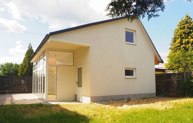 Na predaj 3-izbová chata so zasklenou terasou, 62 m2, Vajnorské jazerá | Trvalý pobyt & súkromie