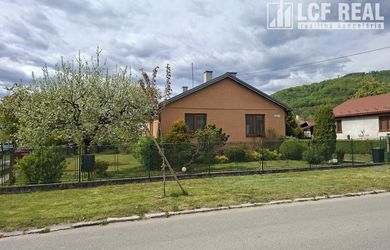 RD s garážou a pekným pozemkom vo výbornej lokalite, Revúca