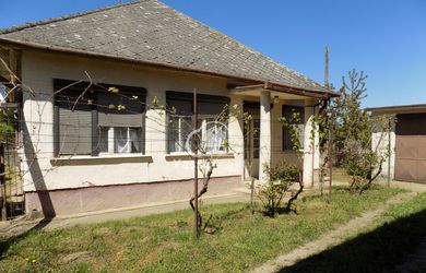 Na predaj tehlový dom v Strekove pri žel.stanici.