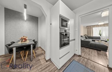 PLUS REALITY | REZERVOVANÉ| Priestranný štvorizbový byt s loggiou v obľúbenej lokalite v meste Dunajská Streda na predaj!