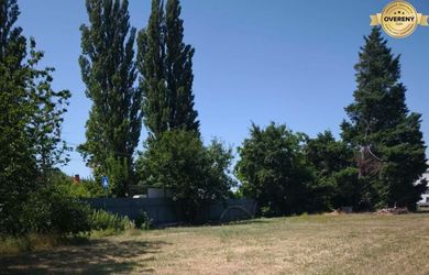 Na predaj slnečný pozemok pri jazere v obci Neded – 887 m²
