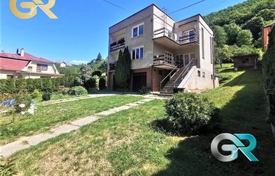 Exkluzívne ponúkame! Rodinný dom  v Trenčianskych Tepliciach na predaj, 1000 m2 pozemok, 2 x  garáž, výborná lokalita