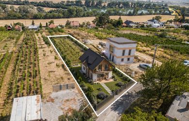 Slnečný pozemok s viničom a nádherným výhľadom