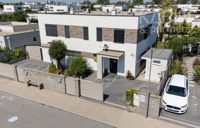 MODERNÝ 4I RODINNÝ DOM S OČARUJÚCOU ZÁHRADOU | ROVINKA RESIDENCE