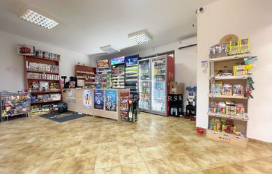 Zabehnutá trafika na frekventovanej Petőfiho ulici v Komárne