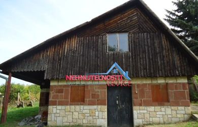 Veľký podkrovný viničný dom so širokým pozemkom 17 m, Levice