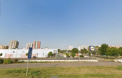 NA PREDAJ pozemok vedľa obchodného Centra