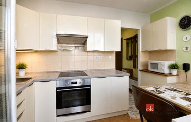 EXKLUZÍVNE NA PREDAJ: Slnečný 2-izbový byt s loggiou (50 m²) a výbornou dispozíciou, Poprad – Starý Juh