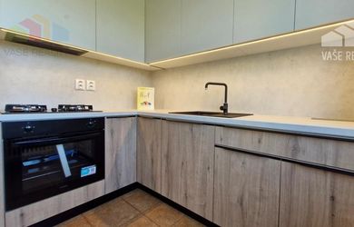 ** EXKLUZÍVNE ** Na predaj 3-izbový byt s balkónom po rozsiahlej modernej rekonštrukcií - ul Dukelská, Nové Mesto n/V