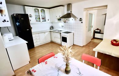 Toto môže byť Váš vysnívaný dom s veľkou záhradou 1712 m², priestorom pre oddych + veľký bazén. Veľké Úľany