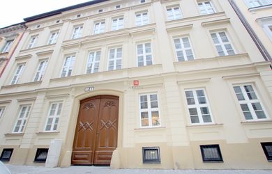HERRYS - Na prenájom moderný 2 izbový byt v historickej budove v tichej uličke