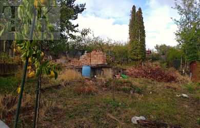 Veľká záhrada s pivnicou a výhľadom na Beckovský hrad