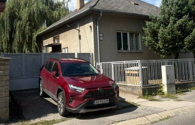Rodinný dom na ulici Padlých hrdinov v Bratislave, situovaný priamo v srdci Podunajských Biskupic, oproti miestnemu úradu s veľkým pozemkom 1083m2