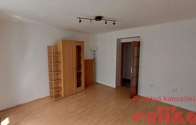 PRIPRAVUJEME: Priestranný 2-izbový byt po rekonštrukcii v kľudnej lokalite blízko centra aj prírody – Šaľa, ul. Pázmaňa