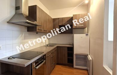 Priestranný, svetlý a kompletne zariadený 1 izbový byt s balkónom v novšej tehlovej stavbe