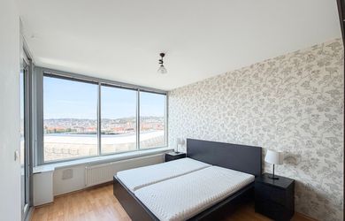 KARAS | 2-IZBOVÝ BYT S VÝHĽADOM NA MESTO | 12. POSCHODIE | 3 VEŽE – BAJKALSKÁ
