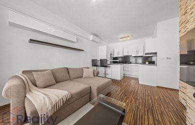 PLUS REALITY | Zariadený trojizbový byt s balkónom a parkovacím miestom v meste Dunajská Streda na predaj!