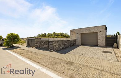 PLUS REALITY | Štvorizbový rodinný dom v lokalite Vinica – novostavba s tepelným čerpadlom, garážou a terasou v meste Dunajská Streda na predaj !