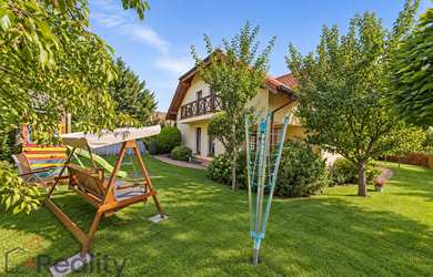 PLUS REALITY | Priestranný šesťizbový rodinný dom s garážou a záhradou v obci Miloslavov na predaj!