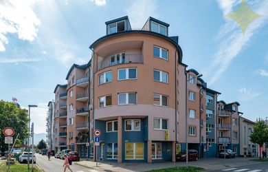 PRENÁJOM: PERFEKTNÝ VEĽKÝ 2-IZBOVÝ BYT S PARKOVACÍM MIESTOM V TOP LOKALITE - CENTRUM MESTA