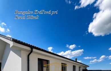 SKOLAUDOVANÉ - PRIESTRANNÝ 4-IZBOVÝ BUNGALOV(128M2) V NADŠTANDARDE, TERASA, EXT. ŽALÚZIE AJ PLOT V CENE, 3 PARKOVACIE MIESTA