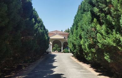 UNIKÁTNA LUXUSNÁ VILA S BAZÉNOM NA EXKLUZÍVNOM POZEMKU 8 093 m² – NOVÉ ZÁMKY