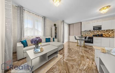 PLUS REALITY | Moderný a kompletne zariadený trojizbový byt s balkónom a parkovacím miestom v meste Dunajská Streda na prenájom!