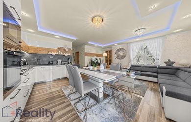 PLUS REALITY | Zariadený trojizbový byt s terasou a vlastným parkovaním v obci Tomášikovo na predaj !