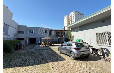 DIRECTREAL|Areál 891 m² s 2.rod.domami, skladom a parkovaním priamo na pozemku – Kukučínova( Figaro) BA III