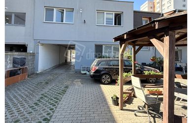 DIRECTREAL|Areál 891 m² s 2.rod.domami, skladom a parkovaním priamo na pozemku – Kukučínova( Figaro) BA III