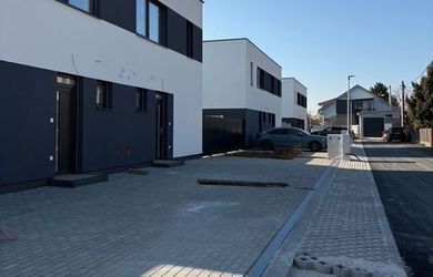 NOVOSTAVBA posledný voľný 4- izbový dom na predaj v obľúbenej časti Rovinka  ul. Zelená