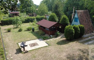 Záhrada (816 m²) pri Malom Dunaji v Malinove s chatkou, altánkom a studňou