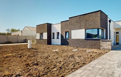 POSLEDNÝ - skolaudovaný 4 izbový rodinný dom s dvoma kúpeľňami, oplotením a štandardom